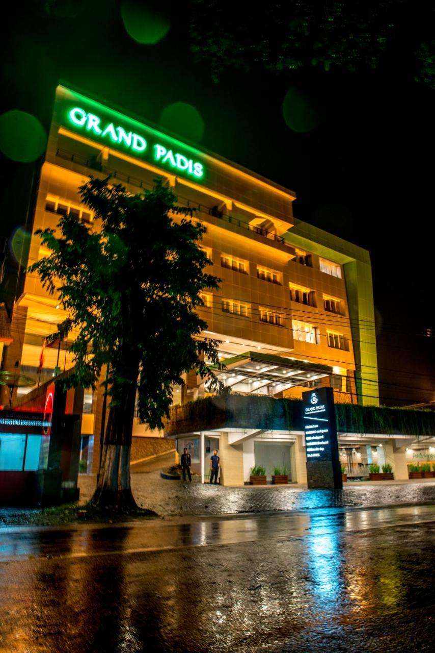 Grand Padis Hotel Bondowoso 外观 照片